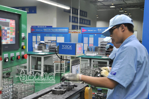 南昌海立电器技术工人在作业  